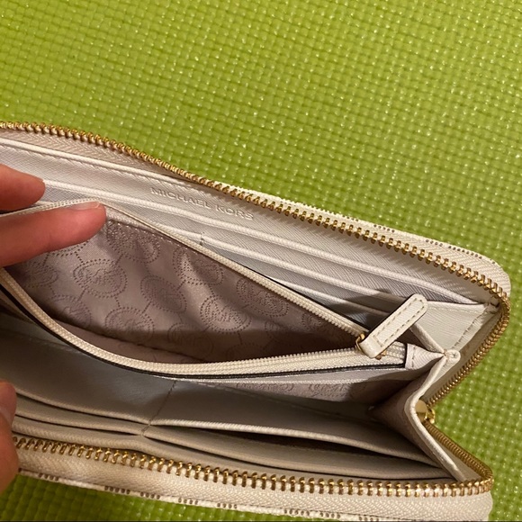 AUTHENTIC MICHAEL KORS CONTINENTAL WALLET - Picture 7 of 7